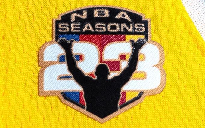 fb体育直播-这是要退役了吗？詹姆斯将在剩余比赛中佩戴纪念臂章！