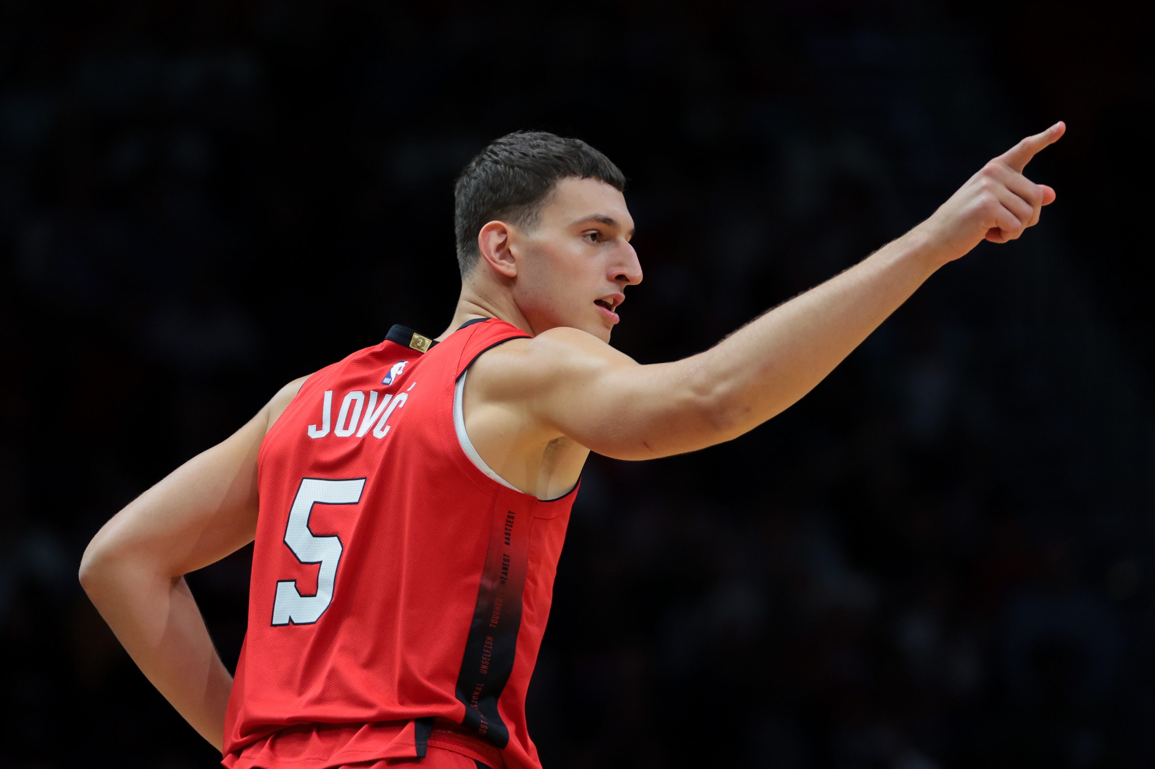 维金斯：我们都清楚约维奇的实力 他能打任何位置天赋太出众了