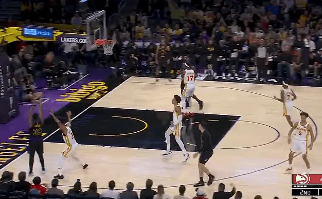 fb体育直播-斯马特底角三分也投进，湖人三分命中率61%领先老鹰20分