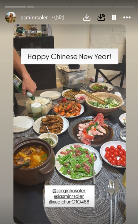 fb体育比分-入乡随俗！归化国脚塞尔吉尼奥和家人一起包饺子，妻子晒年夜饭