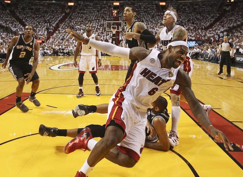 fb体育平台-NBA总决赛得分榜更新！有人死扛有人靠团队 到底谁的冠军最水？